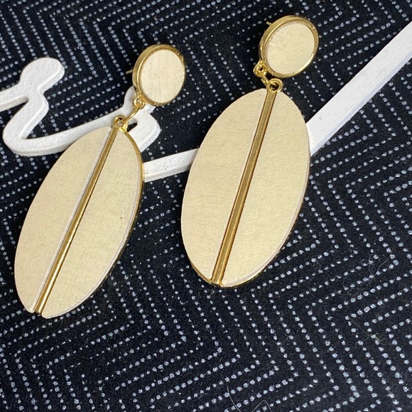 Gold tone with wood earrings. - Picture 2 of 3